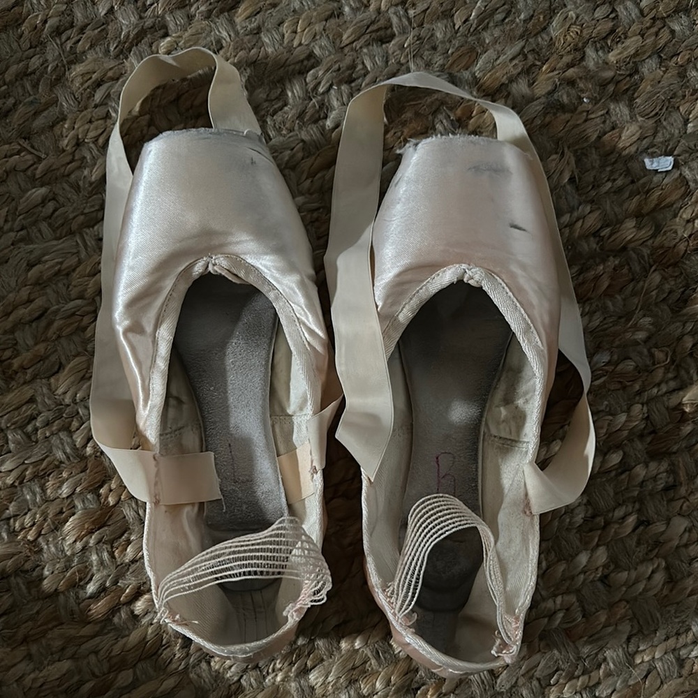 Elegant Cream Ballet Pointe Shoes